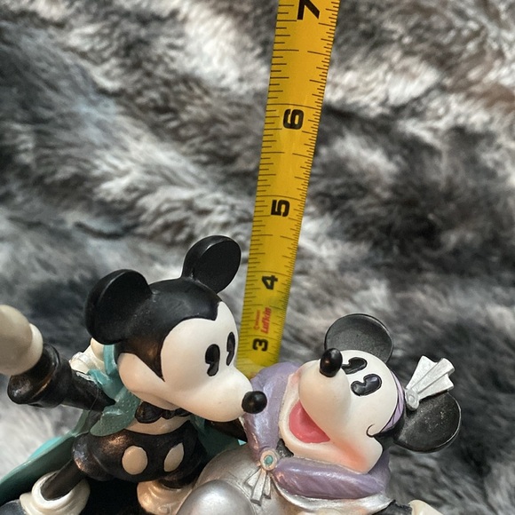 Mickey Minnie We're Steppin' Out!
Music Box Disney - Picture 16 of 17